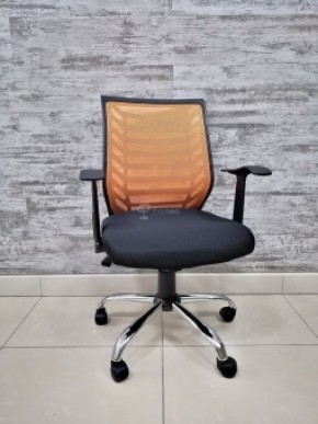 Кресло Barneo K-138 для персонала (черная ткань оранжевая сетка) в Белоярском - beloyarskiy.mebel-74.com | фото