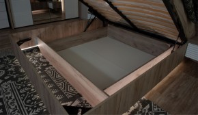 Спальня Джулия Кровать 160 МИ с подъемным механизмом Дуб крафт серый в Белоярском - beloyarskiy.mebel-74.com | фото